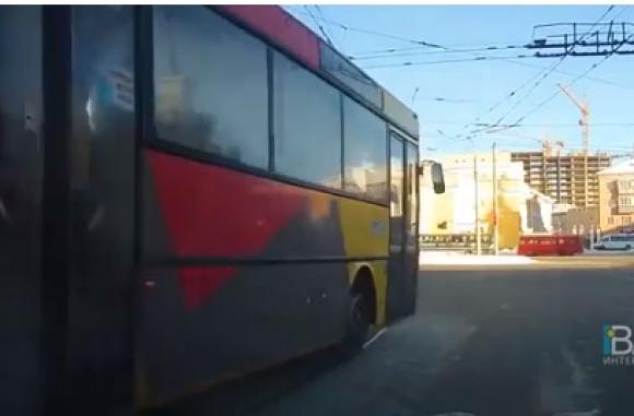 Автобус №17 едва не устроил ДТП, проехав на красный (видео)