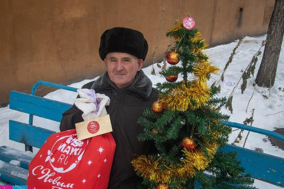 Бийскому пенсионеру подарили елочку и 25 тысяч рублей