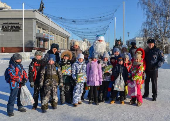 Полицейский Дед Мороз вместе со Снегурочкой поздравили барнаульцев прямо на улице