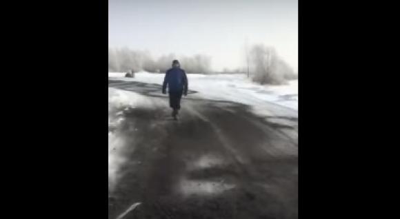Барнаульцы засыпали скользкий участок дороги на Затон (видео)