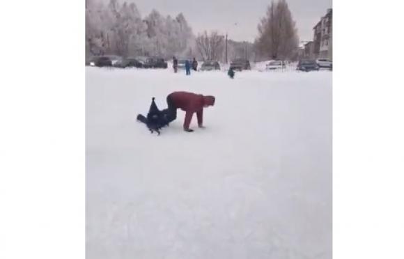 Барнаульцев предупреждают о ямах на катке в пос. Южный (видео)