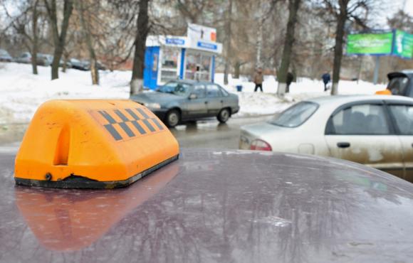В Барнауле таксист и его пассажир избили пешеходов на 