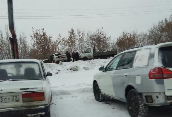 Дополнено: В аварии на Павловском тракте погиб водитель легковушки (видео)