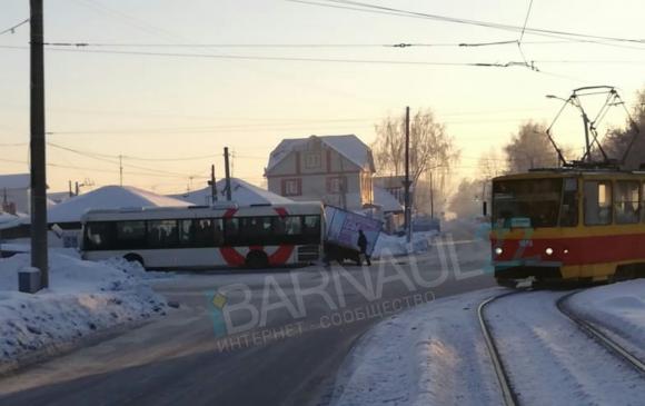 Автобус и грузовичок столкнулись на перекрестке в Барнауле (фото)
