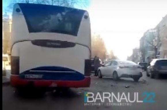 Авария с участием автобуса и двух легковушек затруднила проезд по Ленина (видео)