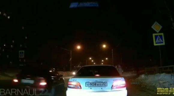 В Барнауле водитель пронесся по пешеходному, когда там шли люди (видео)