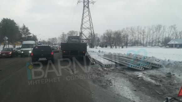 Бетонные плиты высыпались из грузовика: очередной халатный случай произошел в Барнауле