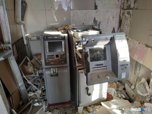 В Новосибирске прогремел взрыв в банке - грабители пытались взломать банкоматы (фото)