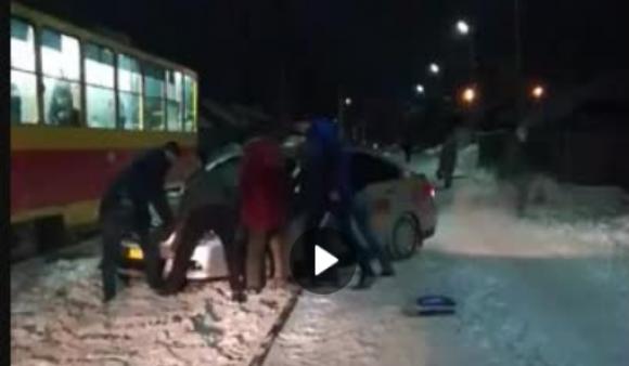 Барнаульцы помогли таксисту, застрявшему на путях (видео)