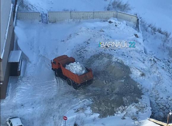 Барнаульцы пресекли вывоз снега в прибрежную зону (фото и видео)