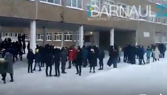 Дополнено: Волна сообщений о минировании докатилась до Барнаула - в городе эвакуируют школы (видео)