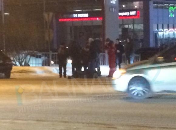 На Павловском тракте иномарка и автобус сбили пешехода (фото и видео)