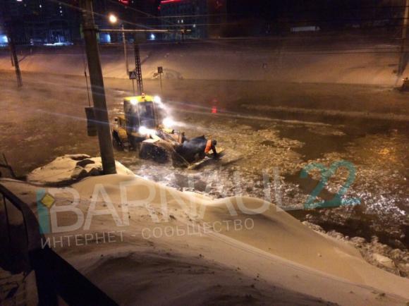 Улицу Малахова в Барнауле затопило из-за коммунальной аварии (фото)