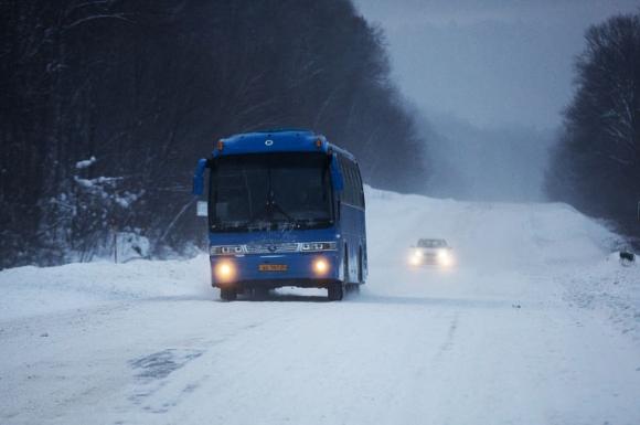 Рейсовый автобус с 36 пассажирами замерз на алтайской трассе