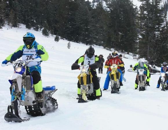 В  Горном Алтае прошли гонки на снегоходах и сноубайках 