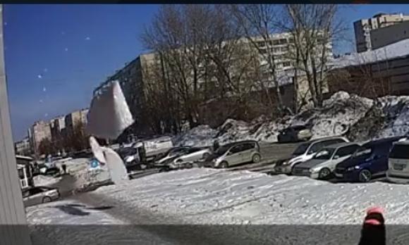 Снежная глыба чуть не убила девушку с коляской на Сиреневой (фото и видео)
