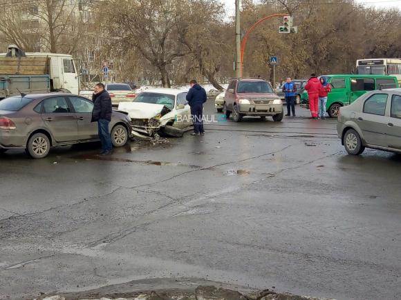 Лобовое столкновение произошло на пересечении Павловский тракт - Попова (фото)