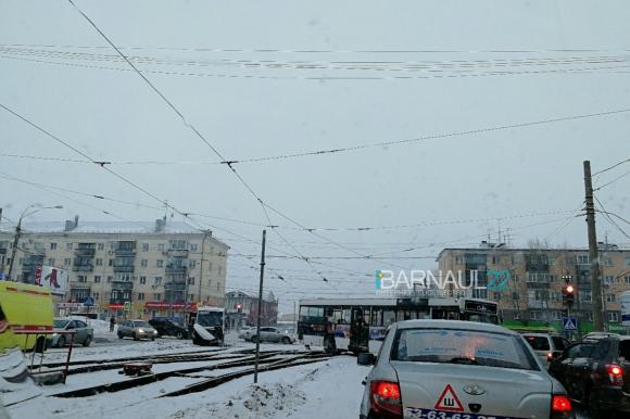 Дополнено: Утром произошли несколько аварий с общественным транспортом (фото)