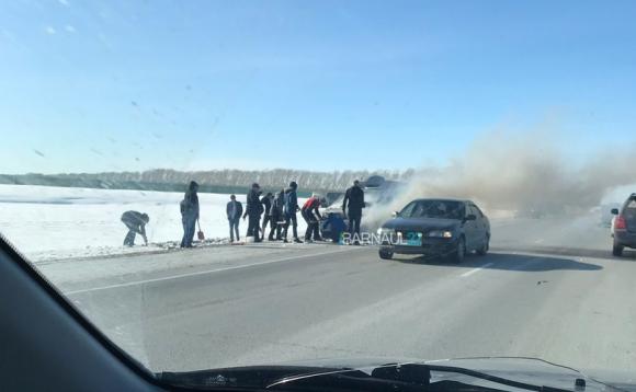 Очевидец снял, как водители тушат горящую машину на трассе Р-256 (видео)