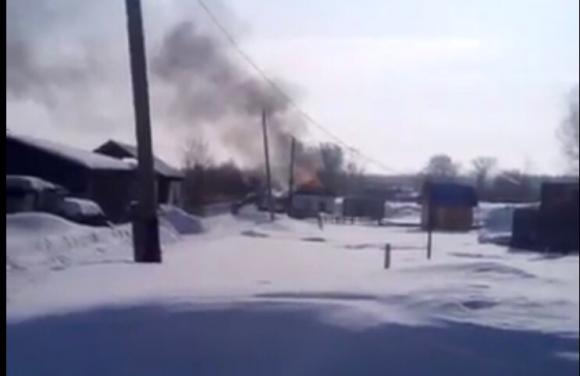 Прохожие спасли детей из горящего дома в Тальменке (видео)