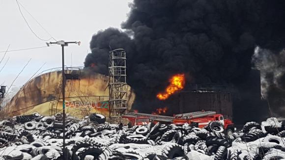 На барнаульском заводе загорелся резервуар с мазутом (фото и видео)