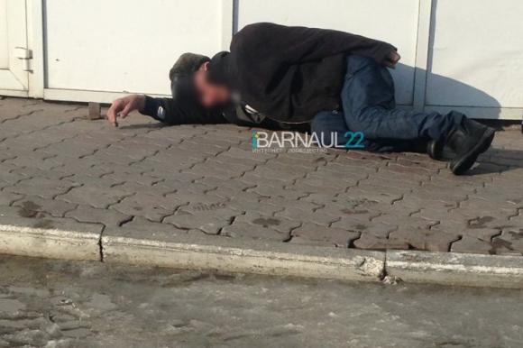 Барнаульцы безразлично проходили мимо лежащего на тротуаре мужчины - горожанка вызвала 