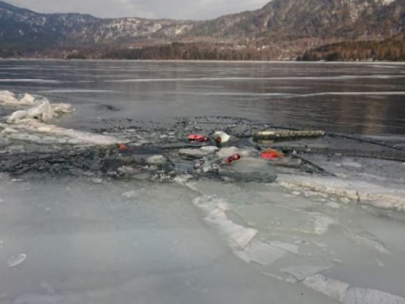 Автомобиль с людьми провалился под лед Телецкого озера