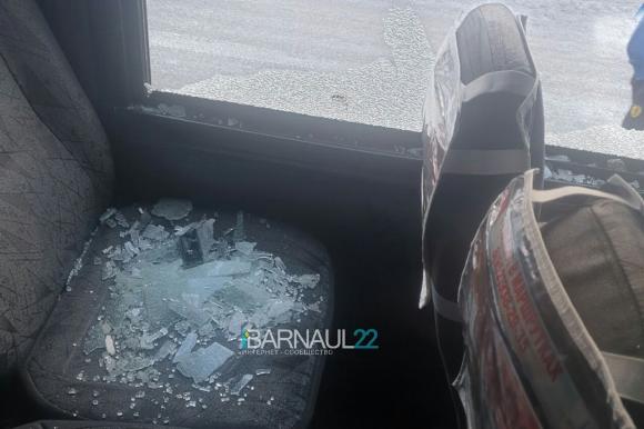 Битое стекло посыпалось на пассажиров барнаульской маршрутки после ДТП (фото)