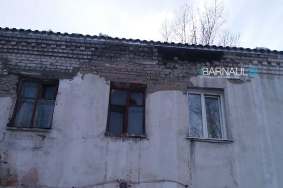 Барнаульцы жалуются на разрушающиеся стены и протекающие крыши домов