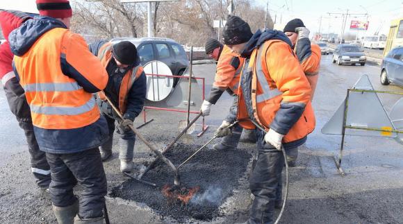 В Барнауле начался ремонт дорог с применением холодного асфальта (фото)