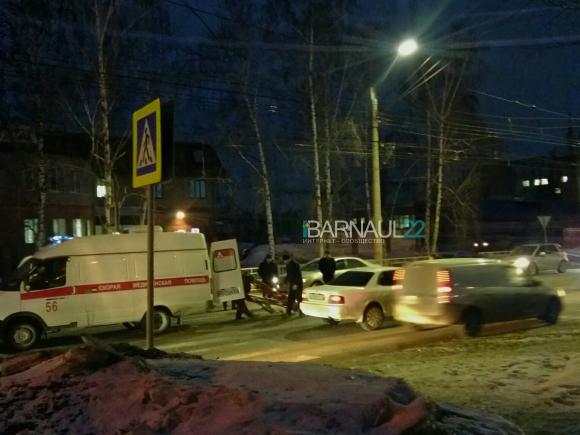 Автолюбительница сбила девушку-пешехода на ул. Юрина (фото)