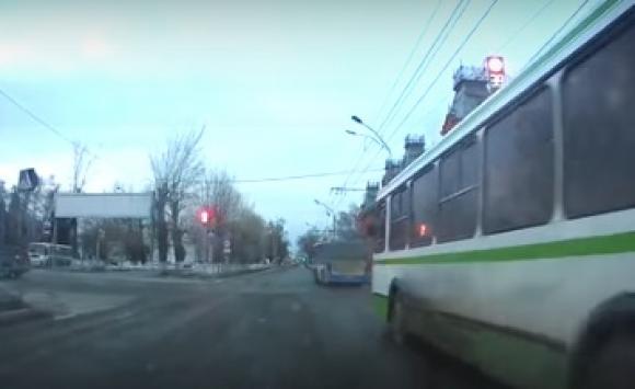 Автоинспекторы оштрафовали водителя автобуса, на которого пожаловался горожанин (видео)