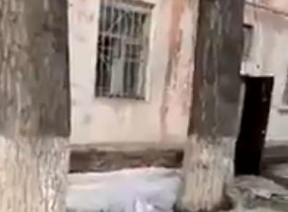 16 барнаульских семей живут в отсыревшей, шатающейся двухэтажке (видео)