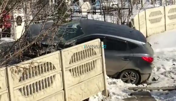 Водитель заехал на могилы после съезда с дороги на Гоньбинском тракте (видео)