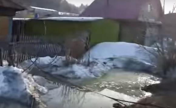 В Барнауле талыми водами подтопило частные жилые дома (видео)