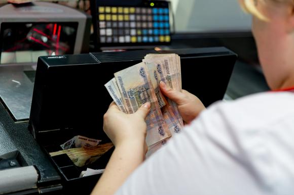 Россияне смогут снимать деньги с карт на кассе в магазине