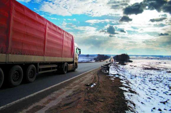 Весенние ограничения для большегрузов введут на дорогах края