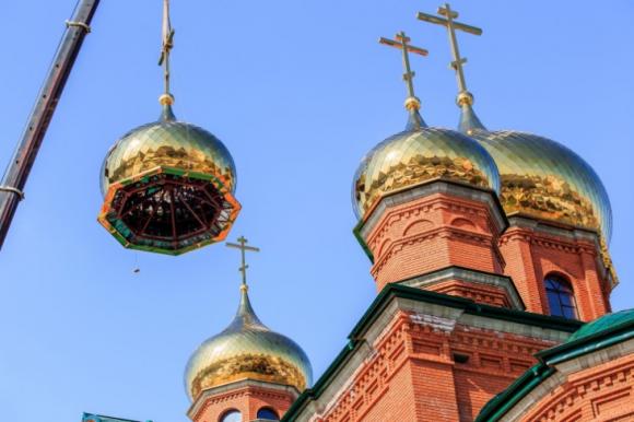 В Барнауле освятили и водрузили на храм четыре купола (фото)