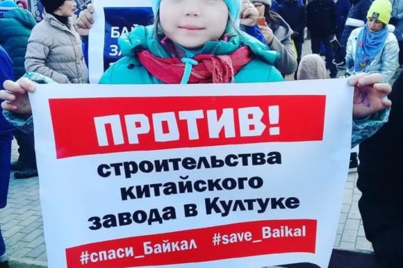 В российских городах прошли акции против китайского завода на Байкале (фото)