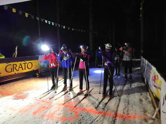 В Барнауле прошла первая ночная гонка на лыжах среди любителей (фото)