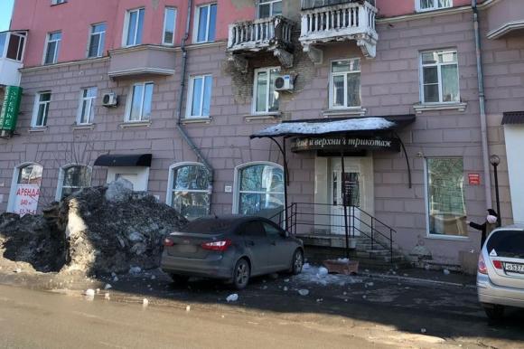 В центре Барнаула на автомобиль рухнула глыба снега с крыши (фото)