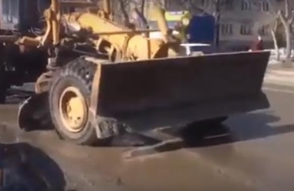 Дополнено: Странная уборка: в Барнауле дорожники убирали на Потоке несуществующий снег (видео)