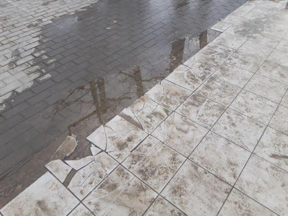 Горожане сообщают о сломанной плитке и шатающихся поручнях в Нагорном парке (фото)