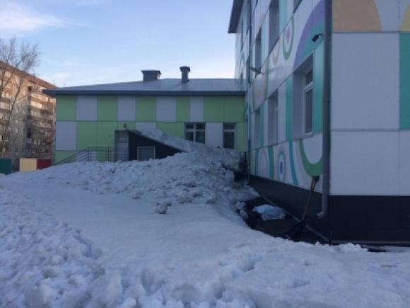 В Барнауле дворника придавило сошедшим с крыши детсада снегом