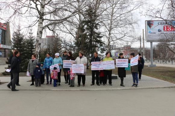 В Барнауле многодетные семьи вышли на пикет (фото)