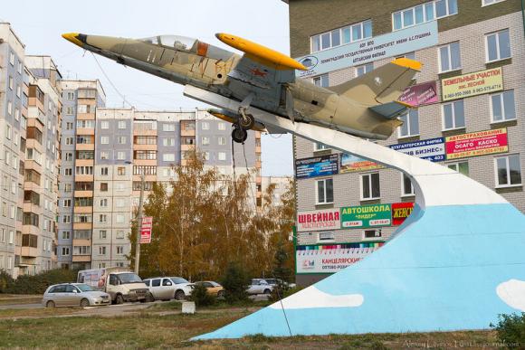 Самолет-памятник на Шумакова отремонтируют, а вокруг создадут сквер