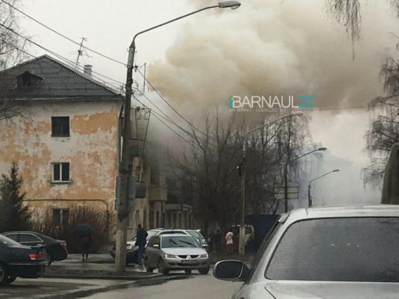 Троих людей спасли из опасной зоны во время пожара на Комсомольском (фото)