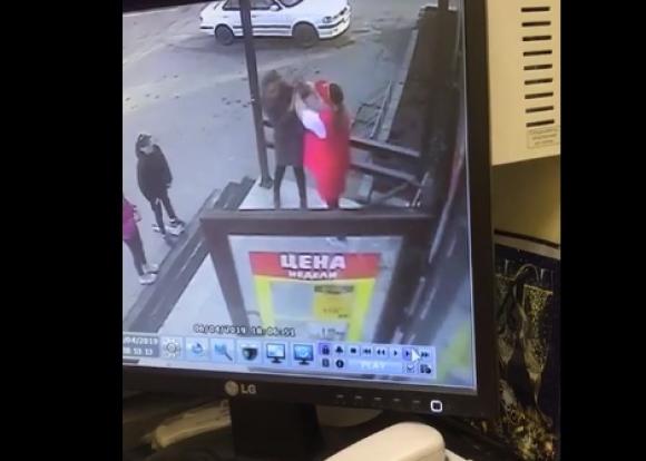 В Барнауле продавец продуктового магазина шваброй побила подростка (видео)