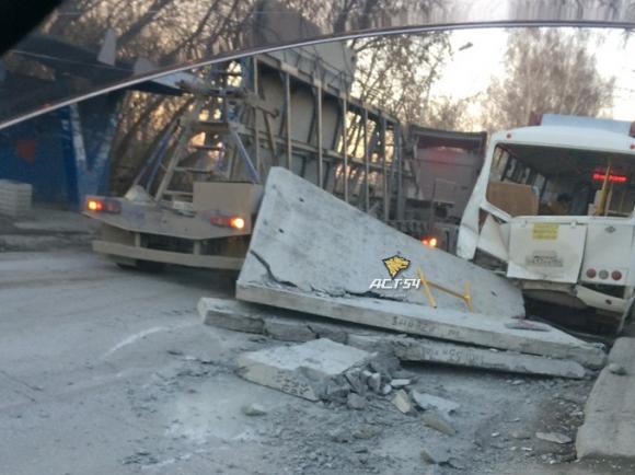 В Новосибирске бетонная плита упала на пассажирский автобус (видео)
