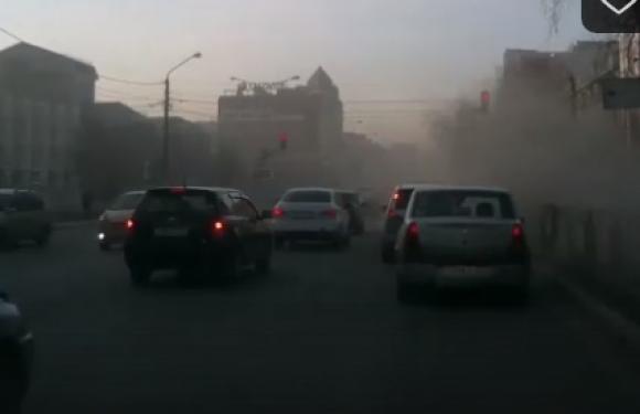 Пыль столбом: барнаульцы сняли утреннюю уборку на Комсомольском (видео)